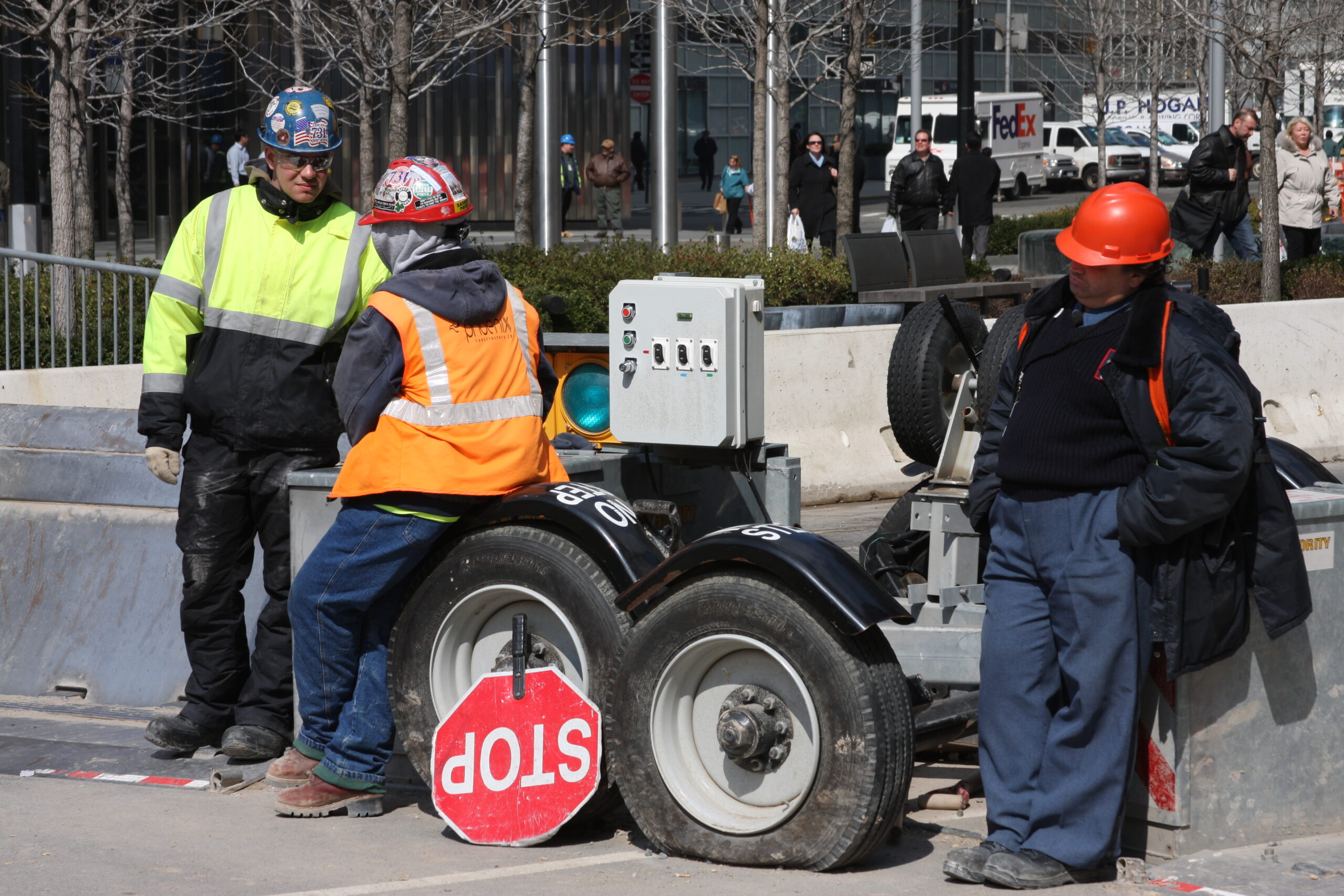 Diese Website ist noch in Arbeit; Bild mit drei Männern auf einer Baustelle